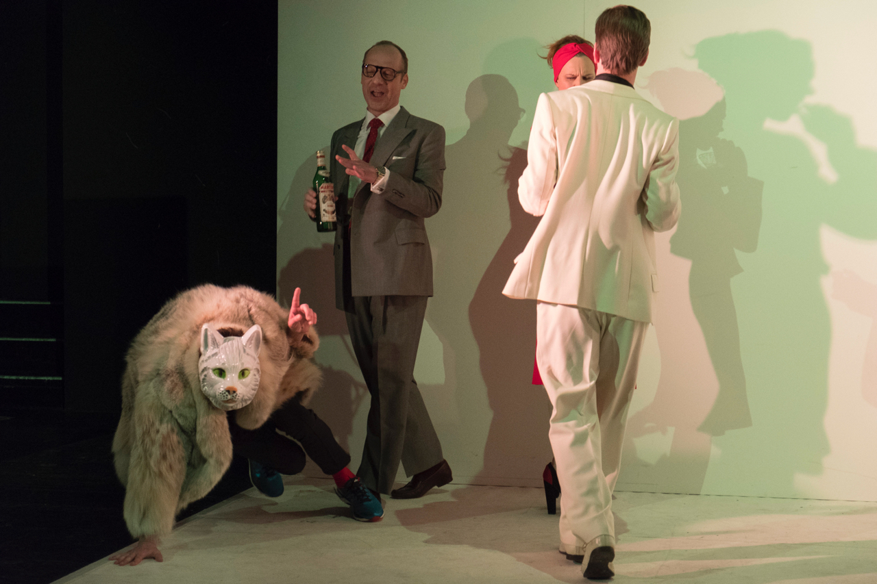 dem zufolge man eben doch kein h&auml;&szlig;liches Entlein ist,